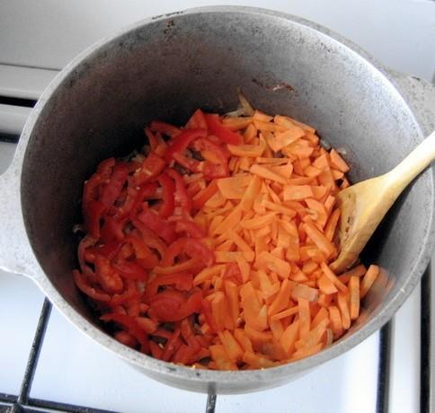 К луку добавляем порезанную крупной, но тонкой соломкой морковь и болгарский перец