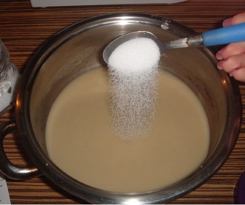 В небольшую кастрюльку наливаем горячую воду и растворяем в ней дрожжи. Даем настояться 5 минут. После этого добавляем соль, сахар, масло и муку и замешиваем тесто.