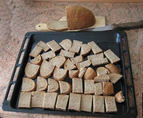 Ржаной хлеб нарезаем на обычные кусочки, которые разрезаем на четвертушки