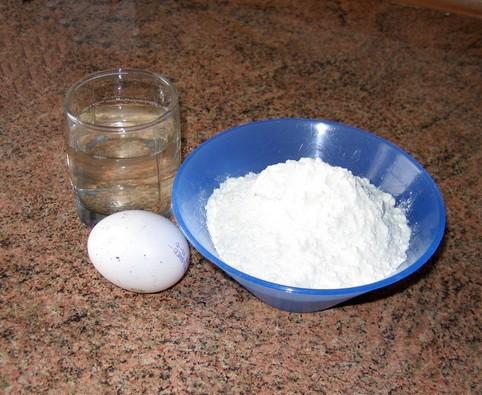 Для приготовления теста  взбиваем яйцо с солью и водой до получения однородной массы