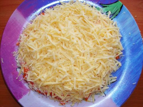 3 слой: твердый сыр, натертый крупно, смазанный майонезом