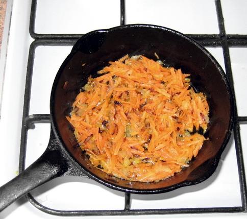 Мелко режем лук, морковь трем на терке и обжариваем в небольшом количестве подсолнечного масла до тех пор, пока смесь не станет золотисто-оранжевого цвета